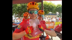 Quando o calor aperta, qualquer bloco de gelo ajuda: ciclista refrescou-se de forma caricata no Tour