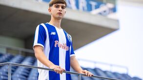 Salvador Oliveira assina contrato profissional