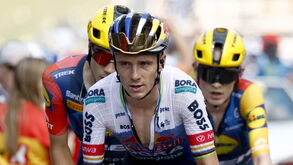 Guerra aberta na Red Bull com Evenepoel a atirar-se a Lipowitz: «Fiquei zangado e com razão!»