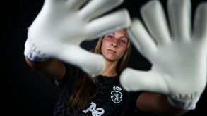 Cassie Coster defende baliza do Sporting