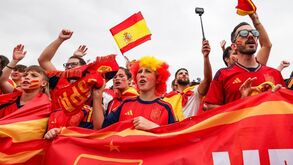 Espanhóis fazem a festa antes do embate com a Bélgica
