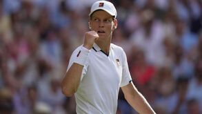 Sinner bate Djokovic e vai defrontar Zverev na final de Wimbledon