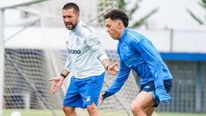 Farioli orienta treino, com Pepê por perto