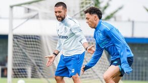 Francesco Farioli orienta treino