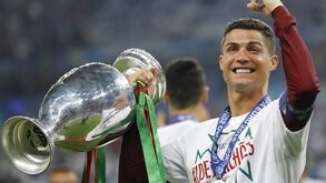 Cristiano Ronaldo emocionado com o troféu do Euro'2016