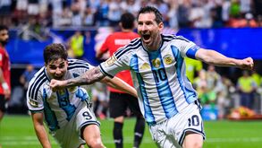 Lionel Messi festeja mais um golo pela Argentina ao lado de Julián Álvarez