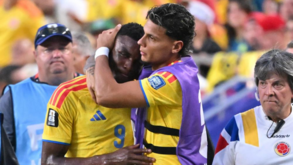Richard Ríos abraça Jhon Córdoba