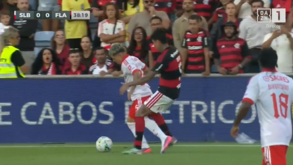 Ânimos exaltados na 1.ª parte do Benfica-Flamengo: Prestianni entrou e passou a ser o alvo