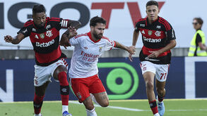 Rafa Silva disputa bola