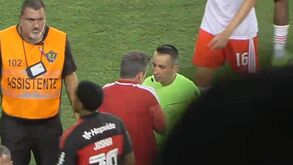 A conversa e o abraço de Marco Silva a um dos árbitros após o tenso Benfica-Flamengo