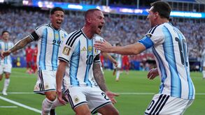 Mac Allister celebra golo com Messi contra a Suíça