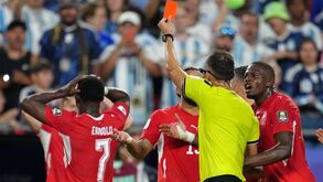 O momento em que Embolo foi expulso