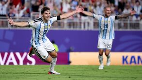 Julián Álvarez tirou um coelho da cartola e garantiu o apuramento da Argentina para as 'meias' do Mundial'2026