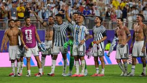 Jogadores da Argentina a festejar a vitória frente à Suíça