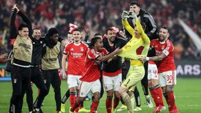 Pavlidis e restantes jogadores do Benfica festejam o golo de Trubin frente ao Real Madrid na Champions 2025/26