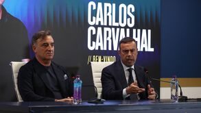 Miguel Ribeiro responde aos jornalistas durante a apresentação de Carlos Carvalhal