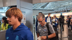 FC Porto de partida para Inglaterra: Rodrigo Mora foi o mais solicitado para fotografias no aeroporto