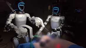 Robôs humanóides realizam cirurgias experimentais pela primeira vez