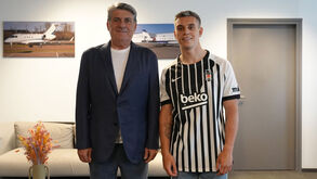 Leandro Trossard (à direita) reforça Besiktas 