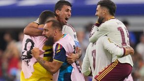 Jogadores de Espanha celebram vitória frente a França