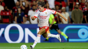 Kaminski em ação frente ao Flamengo