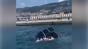 Imagens mostram resgate de homem preso em carro parcialmente submerso no mar em Trieste