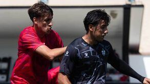 Os jogadores disputam a bola durante o particular entre Felgueiras e Sanjoanense 
