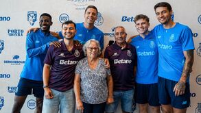 Jogadores do FC Porto recebem adeptos em Inglaterra