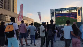 O ambiente na Fan Zone Betano: adeptos assistem ao Inglaterra-Argentina
