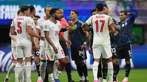Os jogadores em ação durante o Inglaterra-Argentina