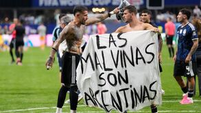 «As Malvinas são argentinas»: a tarja mostrada pelos jogadores da Argentina após vencerem Inglaterra