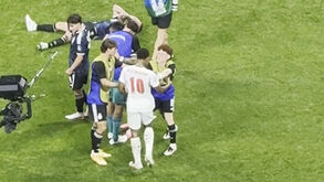 Jogadores argentinos festejaram à frente de Bellingham e craque inglês respondeu... com 'calduço' a Barco