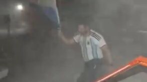 Nem o gelo o travou: adepto argentino saiu à rua na Antártida para festejar passagem à final do Mundial