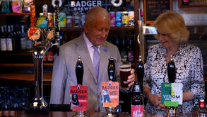 «Talvez seja um bom dia para afogar algumas mágoas»: rei Carlos III serve uma cerveja após derrota de Inglaterra