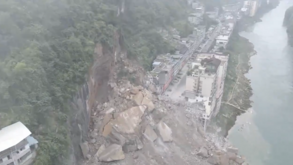 O momento em que deslizamento de terras atinge zona residencial na China