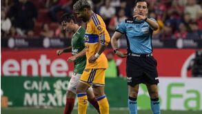 Rodrigo Aguirre expulso na liga mexicana após discussão com adversário
