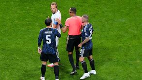 Leandro Paredes pressiona árbitro para expulsar Harry Kane