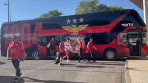 Benfica chega ao Estádio do Algarve e António Silva é o primeiro jogador a sair do autocarro