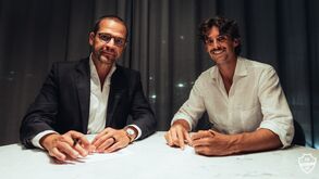Rui Pedro Braz (à esquerda) e Francisco Trincão (à direita) no momento da assinatura do contrato do ex-Sporting pelo Al Ahli