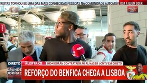 Jhon Durán à chegada à Lisboa