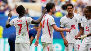 Bukayo Saka bisa contra a França