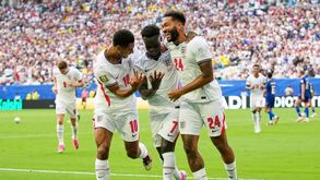 Bukayo Saka foi figura com três golos, celebra com Jude Bellingham e Reece James