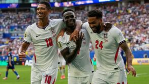 Bukayo Saka celebra hat-trick com Bellingham e James