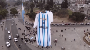 «Obrigado, Leo»: cidade natal de Messi presta homenagem antes da final do Mundial com camisola gigante