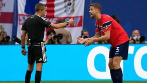 Clément Turpin (à esquerda) e Kristoffer Ajer (à direita) discutem durante o Noruega-Inglaterra no Mundial'2026