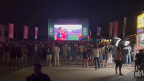 Explosão de alegria na 'Fan Zone Betano Medialivre' após o apito final do Espanha-Argentina