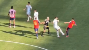 Paredes de cabeça perdida: argentino agride Eric García e Gavi após o apito final do jogo com Espanha