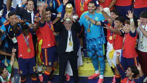 Luis de la Fuente ergue o troféu do Mundial'2026