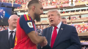 Prometeu e cumpriu: Borja Iglesias recebeu medalha e cumprimentou Trump... sem sequer olhar