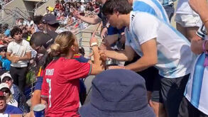«Cala a p... da boca»: adepta com camisola de Cristiano Ronaldo 'enfrenta' argentinos durante a final do Mundial